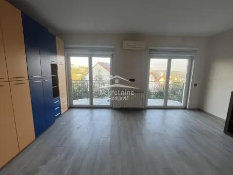 Empty room with a built-in wardrobe and access to the terrace. - image 7