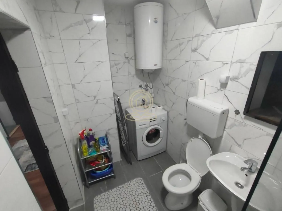Manje kupatilo sa sanitarijama, veš mašinom i bojlerom.