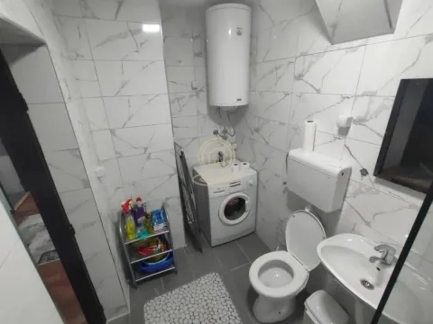 Manje kupatilo sa sanitarijama, veš mašinom i bojlerom. - image 16