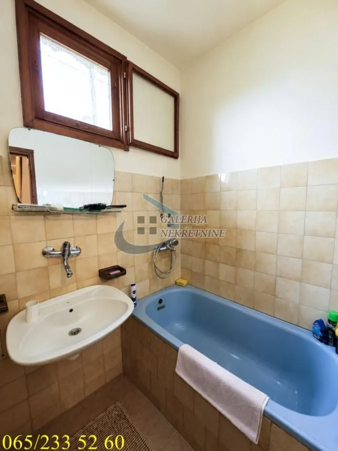 Prodaja, kuća, 240m², Centar, Inđija