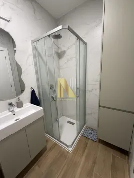 Moderno kupatilo sa tuš kabinom, umivaonikom i ogledalom. - image 6