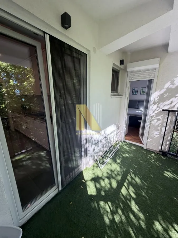 Izdavanje, četvorosoban stan, 100m², Stari grad, Novi Sad