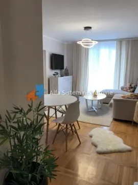 Dnevna soba sa trpezarijom i garniturom za sedenje. - image 13