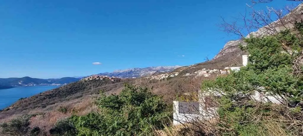 Pogled na more i okolna brda sa placa.