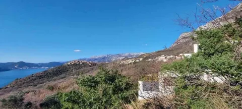 Pogled na more i okolna brda sa placa. - image 2