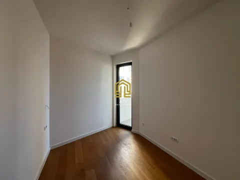 Prazna soba sa drvenim podom i izlazom na terasu. - image 11