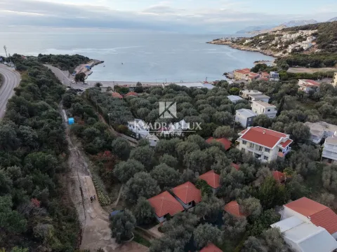 Pogled iz vazduha na obalu mora i okolno naselje sa zelenilom. - image 9