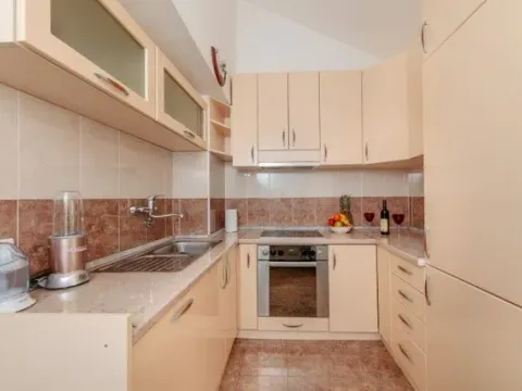 Izdavanje, trosoban stan, 80m², Dobrota, Kotor - image 5