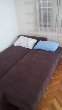 Spavaća soba sa bračnim krevetom i parketom na podu. - image 6