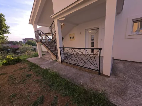 Eksterijer kuće sa spoljnim stepeništem i ulaznim dijelom u dvorištu. - image 4