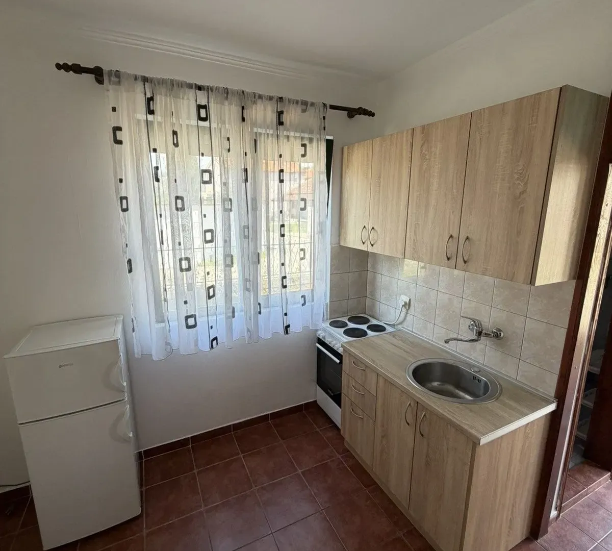 Izdavanje, jednosoban stan, 45m², Zlatica, Podgorica