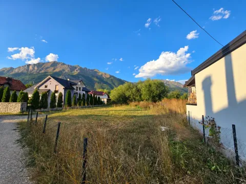 Pogled na dvorište i okolne planine sa kućom u pozadini. - image 4