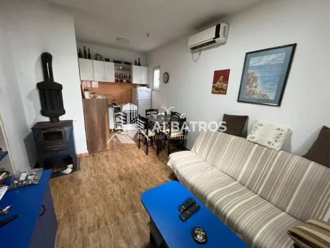 Dnevni boravak sa garniturom, peći na drva i spojenom kuhinjom. - image 2