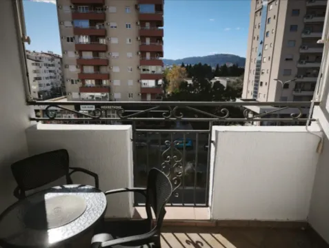 Manji balkon sa garniturom za sjedenje i pogledom na grad. - image 9