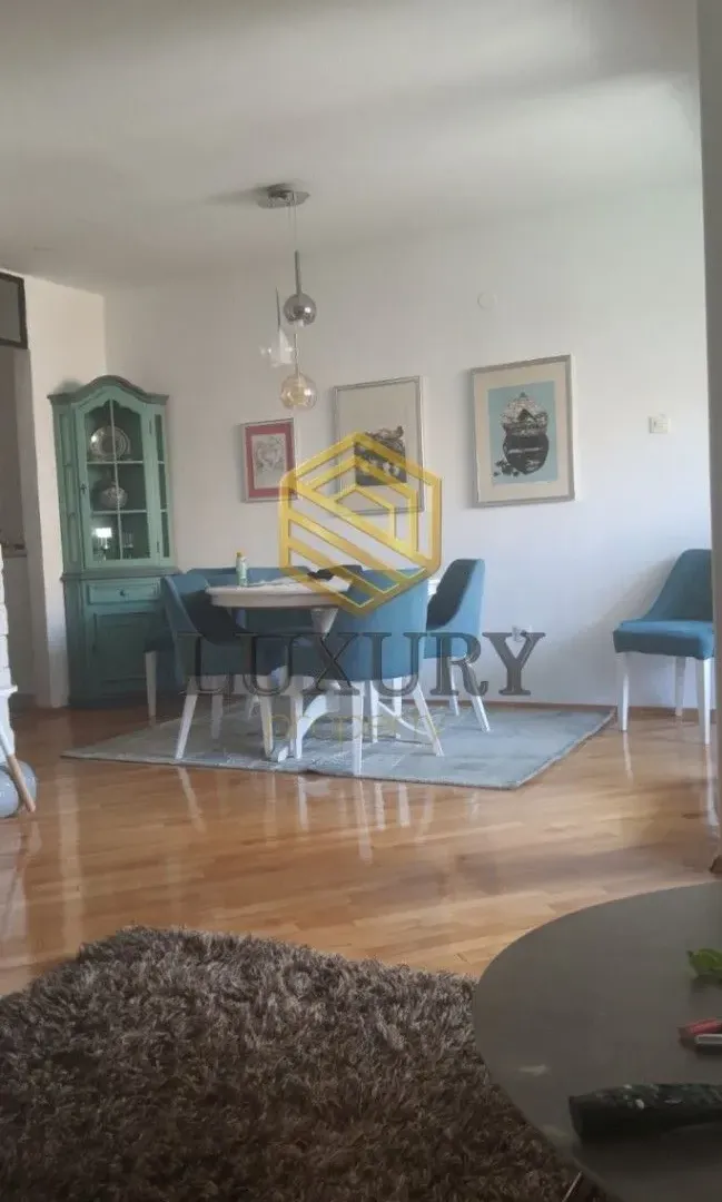 Izdavanje, trosoban stan, 100m², Blok 5, Podgorica