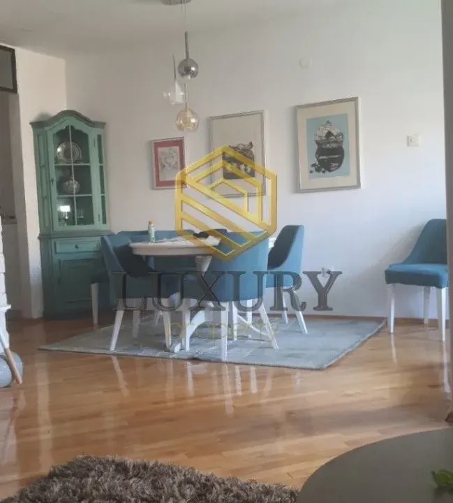 Izdavanje, trosoban stan, 100m², Blok 5, Podgorica