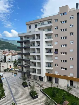 Eksterijer moderne stambene zgrade sa uređenim dvorištem. - image 2