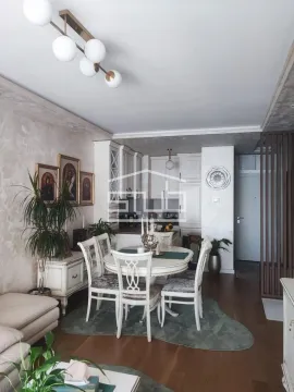 Kuhinja sa trpezarijom i garniturom za sedenje. - image 3