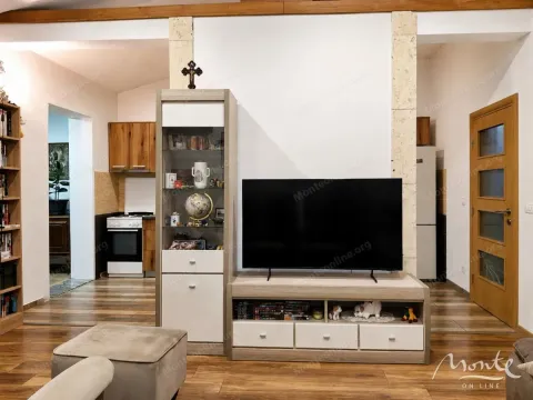 Dnevna soba sa televizorom i pogledom prema kuhinji u pozadini. - image 3