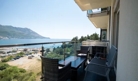 Namješten balkon sa garniturom za sjedenje i pogledom na more. - image 21