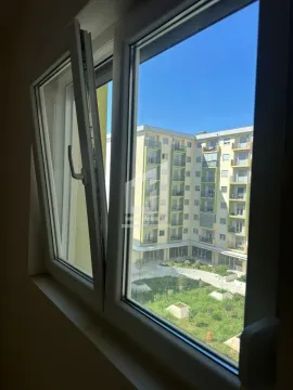Pogled kroz otvoreni prozor na unutrašnje dvorište zgrade. - image 9