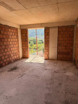 Nepotpuna prostorija u sivoj fazi izgradnje sa pogledom na prirodu. - image 2