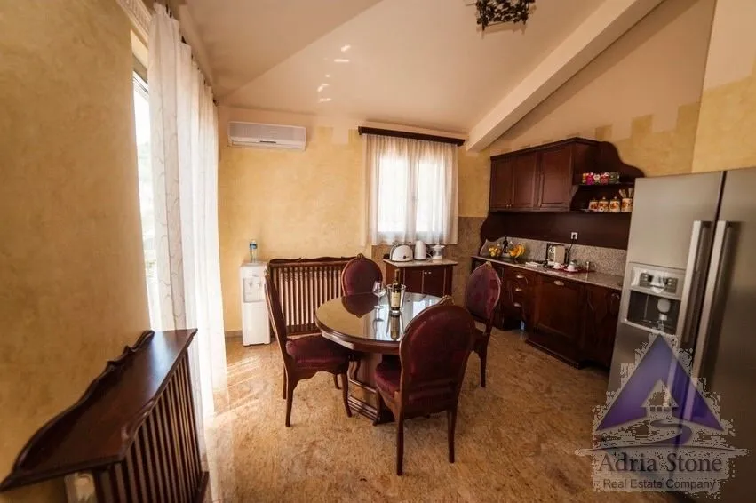 Prodaja, trosoban stan, 179m², Rozino, Budva