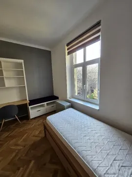 Manja spavaća soba sa krevetom, radnim stolom i policom. - image 12