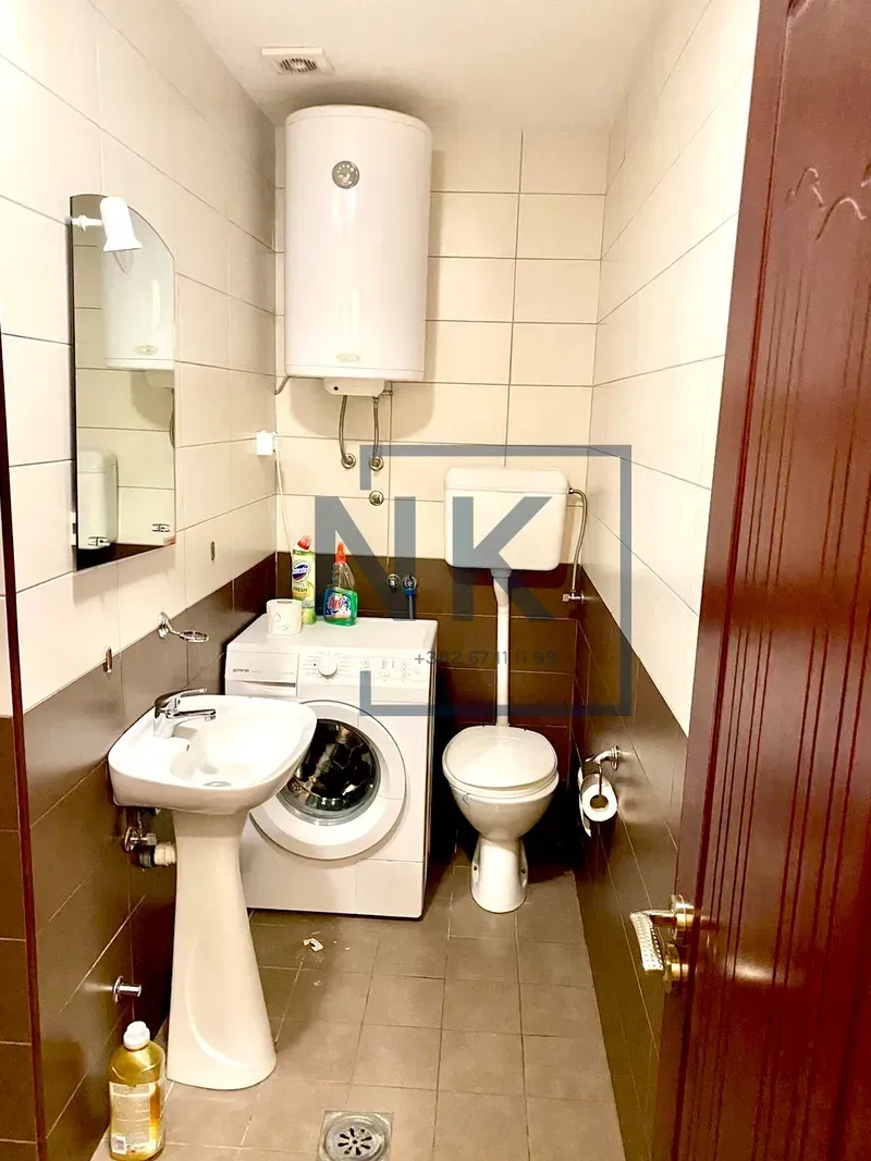 Kupatilo opremljeno sanitarijama, mašinom za veš i bojlerom.