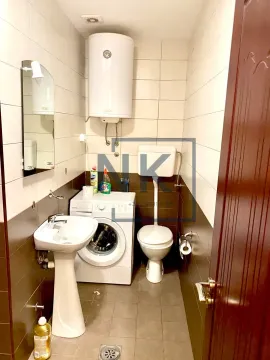 Kupatilo opremljeno sanitarijama, mašinom za veš i bojlerom. - image 8