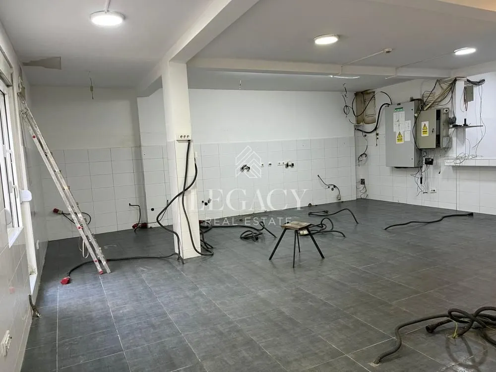 Izdavanje, poslovni prostor, 146m², Đeram Pijaca, Beograd