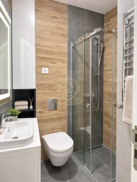 Moderno kupatilo sa tuš kabinom, umivaonikom i ugradnom wc šoljom. - image 3