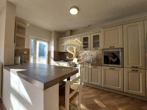 Izdavanje, trosoban stan, 130m², Dobrota, Kotor - image 5