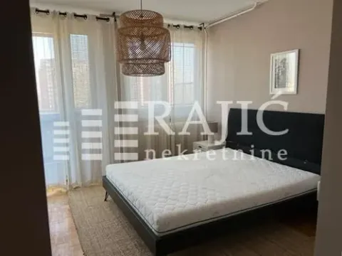 Nameštena spavaća soba sa bračnim krevetom i izlazom na balkon. - image 8