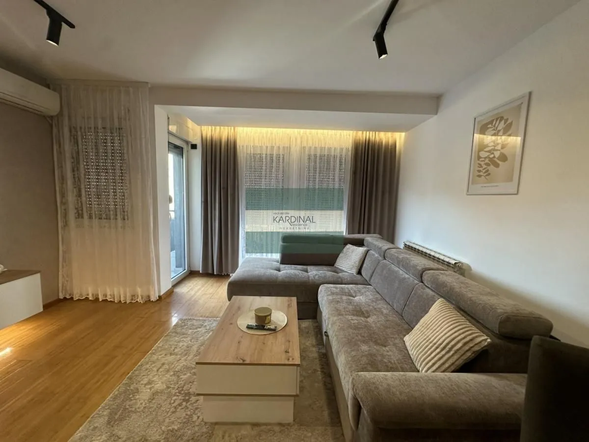 Izdavanje, dvosoban stan, 52m², Centar, Kragujevac