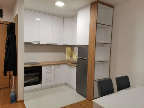 Moderna kuhinja sa belim elementima i ugradnim aparatima. - image 5