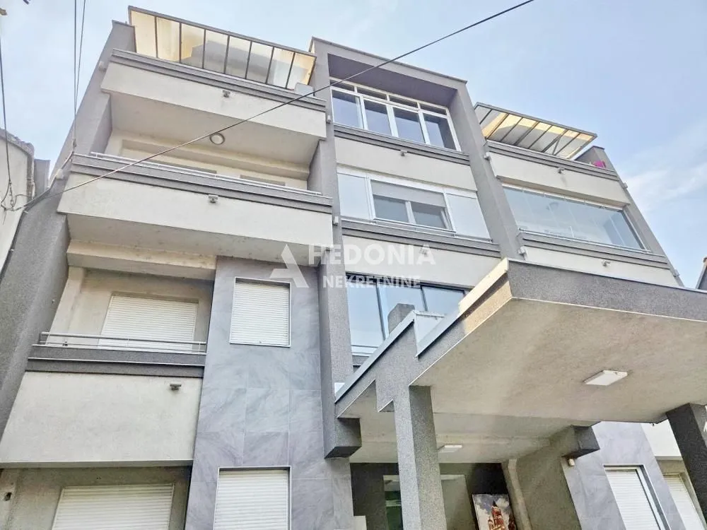 Pogled na spoljašnjost moderne stambene zgrade sa terasama.