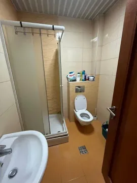 Kupatilo sa tuš kabinom, umivaonikom i wc šoljom. - image 4