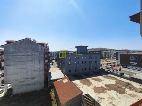 Pogled iz nekretnine na okolne zgrade i gradski pejzaž. - image 10
