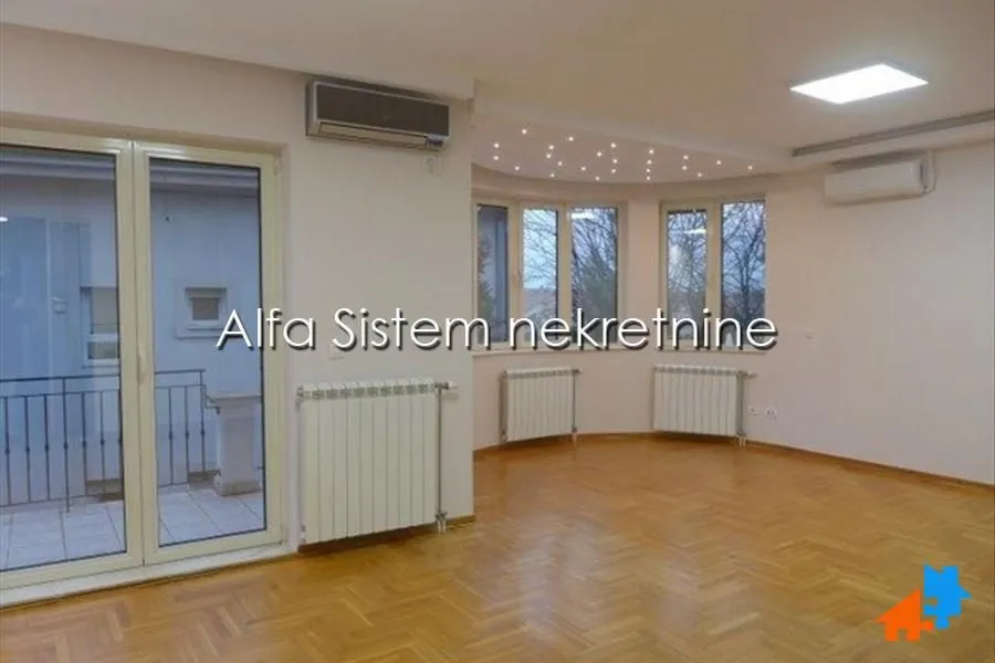 Empty living room with parquet flooring, air conditioning and access to the terrace.