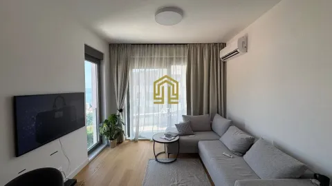 Dnevni boravak sa ugaonom garniturom, televizorom i izlazom na terasu. - image 9