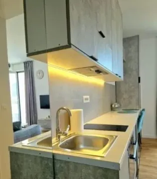 Moderna kuhinja sa sudoperom, radnom pločom i gornjim elementima. - image 6