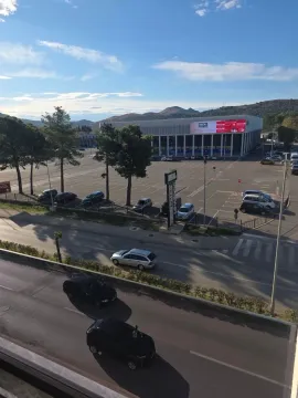 Pogled sa terase na gradski trg i parking prostor. - image 12