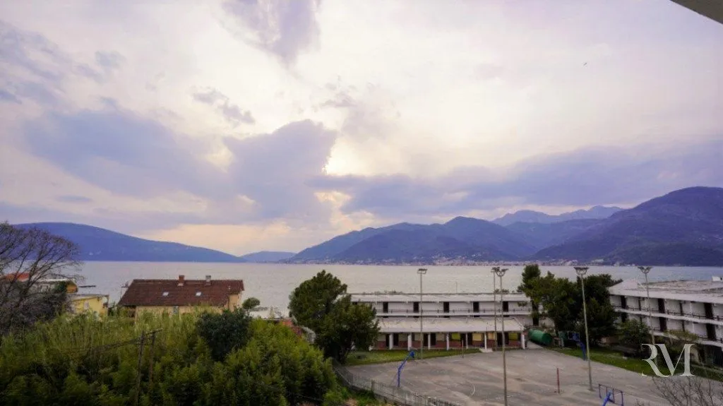 Pogled na more i okolne planine sa terase.