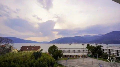 Pogled na more i okolne planine sa terase. - image 6