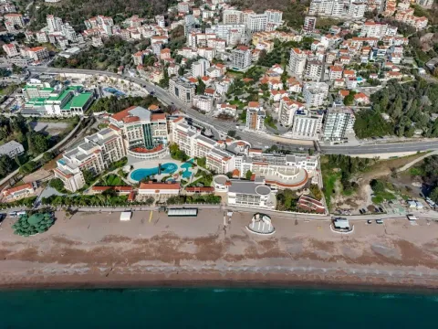 Pogled iz vazduha na hotelski kompleks uz obalu mora i gradsku zon. - image 5