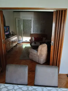 Pogled na dnevnu sobu sa namještajem kroz drvena klizna vrata. - image 5
