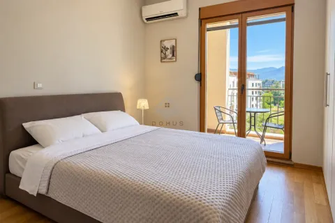 Spavaća soba sa bračnim krevetom i izlazom na terasu. - image 17