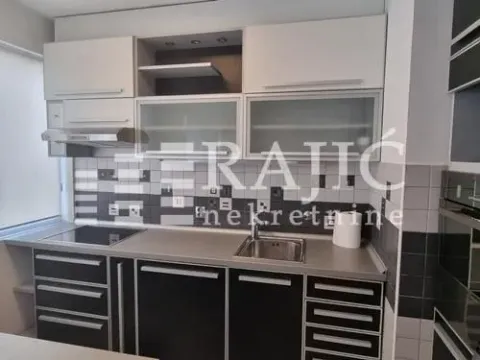 Modern kitchen with upper and lower cabinets and built-in appliances. - image 10