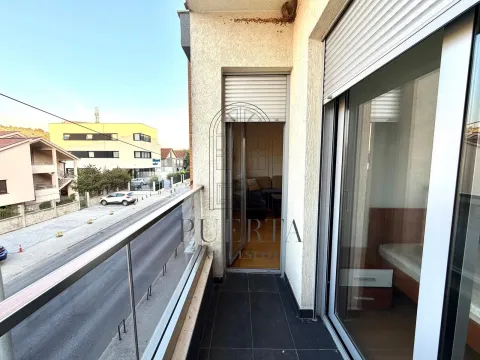 Manji popločani balkon sa pogledom na ulicu i okolne zgrade. - image 8